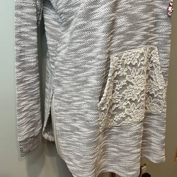 Women’s Gray & Lace Long Sweatshirt - Picture 6 of 12